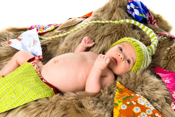 Mignon nouveau-né avec une casquette médiévale — Photo