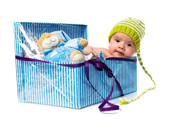 Bébé nouveau-né mignon dans une boîte bleue — Photo