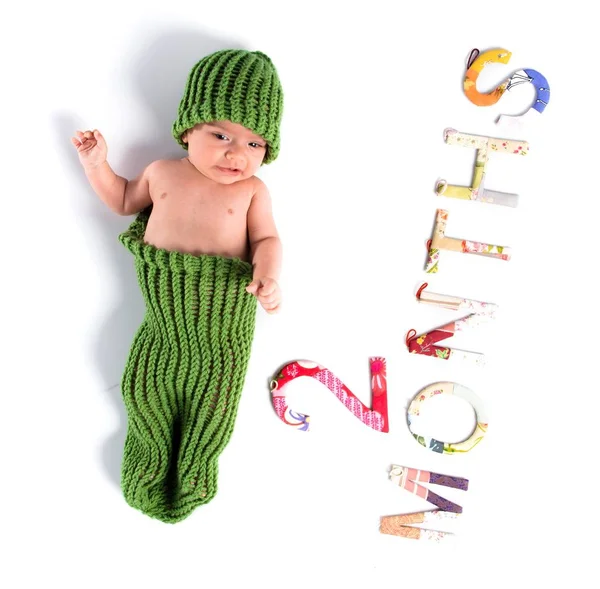 Carino neonato con un travestimento verde — Foto Stock