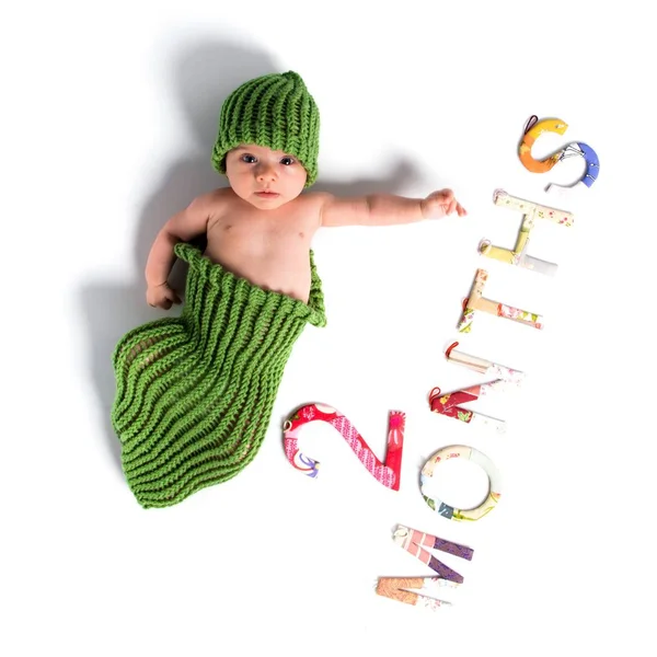 Carino neonato con un travestimento verde — Foto Stock