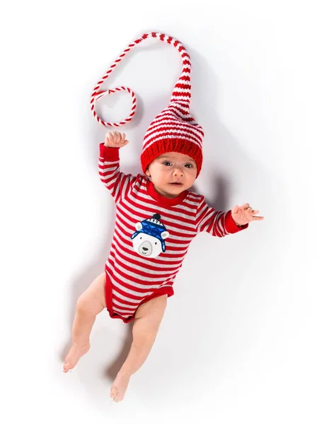 Mignon nouveau-né portant une robe à rayures rouges — Photo