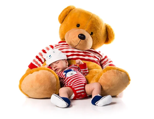 Χαριτωμένο μωρό νεογέννητο με ένα μεγάλο λούτρινο ζωάκι — Φωτογραφία Αρχείου