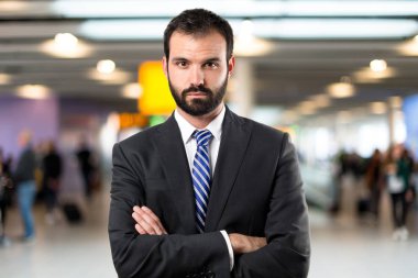 kollarını ile iş adamı izole arka plan üzerinde çarpı işareti 