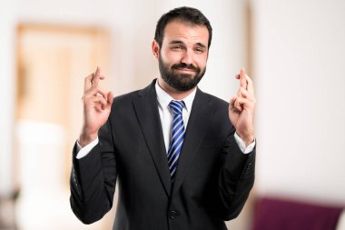 Onun parmak çaprazlanarak beyaz adam ile genç işadamı