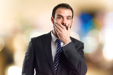 işadamı beyaz arka plan üzerinde şaşırttı 