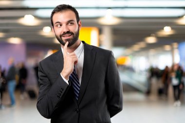 Beyaz arka plan üzerinde düşünme iş adamı 