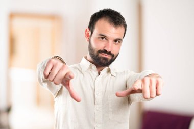 Beyaz arka plan üzerinde işaretleme karşısında genç adam