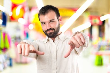 Beyaz arka plan üzerinde işaretleme karşısında genç adam