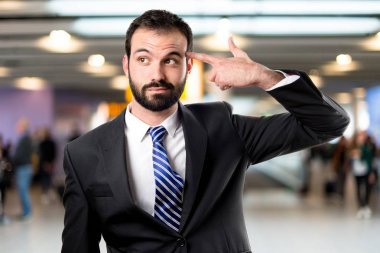 Beyaz arka plan üzerinde intihar genç işadamı