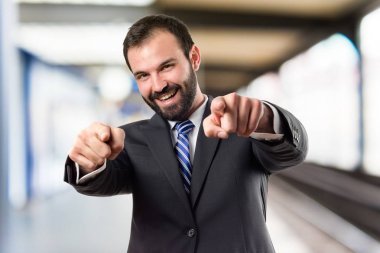 Beyaz arka plan üzerinde öne dönük iş adamı 