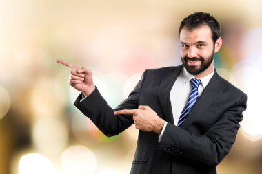 Beyaz arka plan üzerinde tarafına işaret eden işadamı 