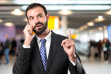 Genç İşadamları için mobil izole arka plan üzerinde konuşuyor. 