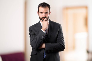 Beyaz arka plan üzerinde düşünme iş adamı 