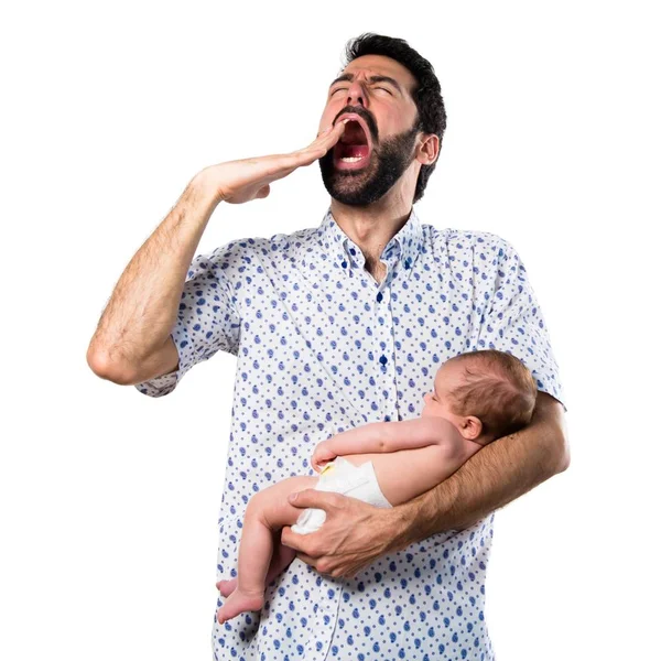 Junger Vater mit seinem Neugeborenen gähnt — Stockfoto