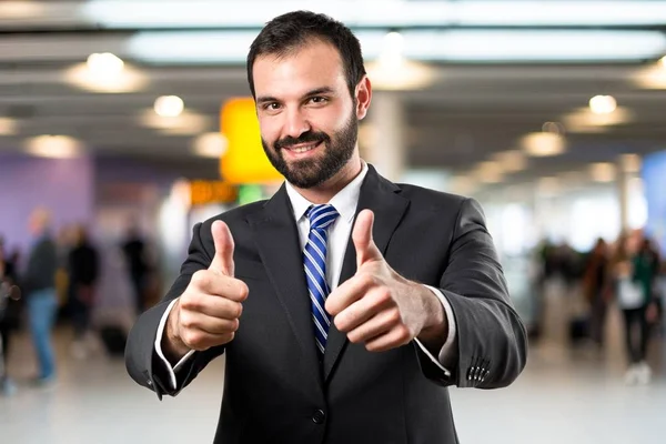 Jovem empresário ficando OK sobre fundo branco — Fotografia de Stock