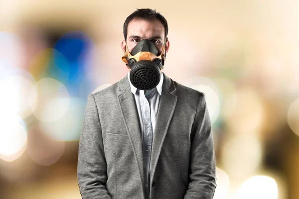 Jonge zakenman met gas masker op witte achtergrond — Stockfoto
