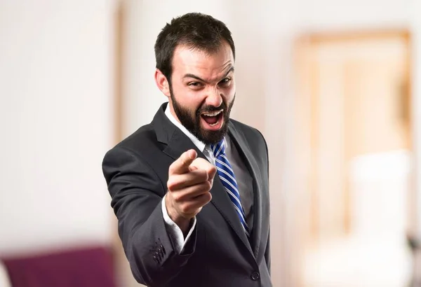 Hombre de negocios enojado y gritando sobre fondo blanco aislado — Foto de Stock