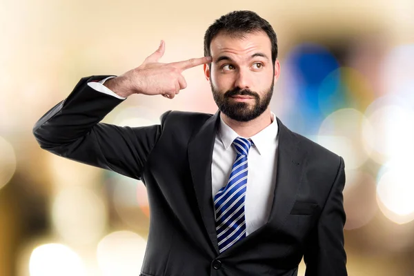 Jonge zakenman zelfmoord te plegen op witte achtergrond — Stockfoto