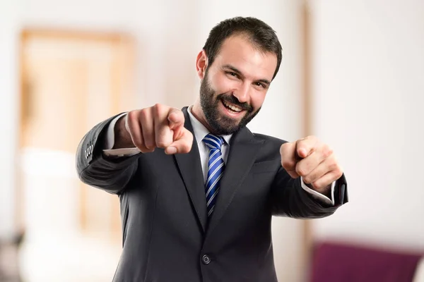 Empresario apuntando al frente sobre fondo blanco — Foto de Stock