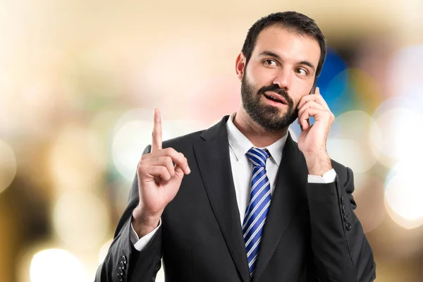 Jóvenes hombres de negocios hablando con móviles sobre un fondo aislado . —  Fotos de Stock