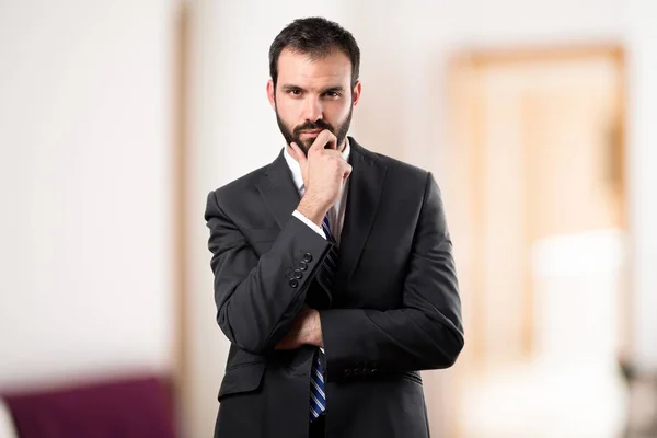 Hombre de negocios pensando sobre fondo blanco — Foto de Stock