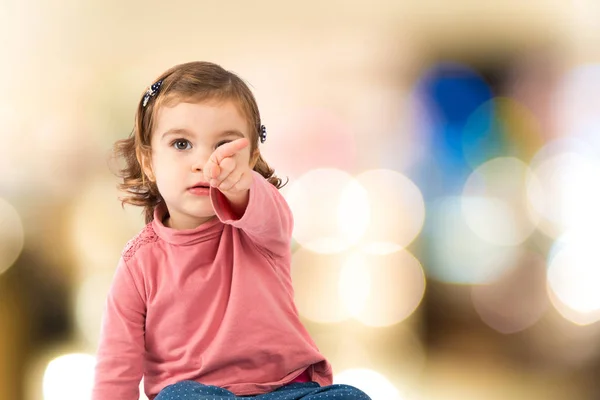 Bambino carino che punta verso la parte anteriore su sfondo bianco — Foto Stock