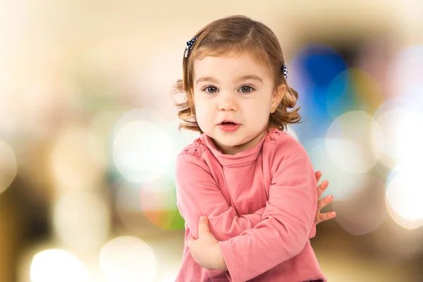 Bambina seduta su sfondo bianco isolato — Foto Stock