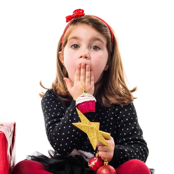 Παιδί με μεγάλο κόκκινο δώρο που κάνει έκπληξη χειρονομία — Φωτογραφία Αρχείου