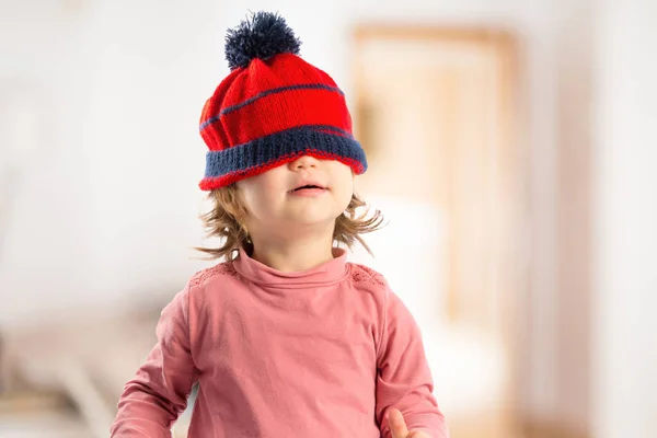 Petite fille avec chapeau de Noël sur fond blanc — Photo