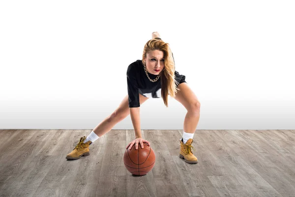 Loira bonita mulher jogando basquete — Fotografia de Stock