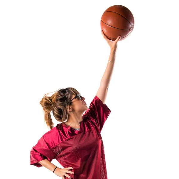 Mujer jugando baloncesto — Foto de Stock