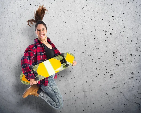 Mulher feliz pulando com patins — Fotografia de Stock