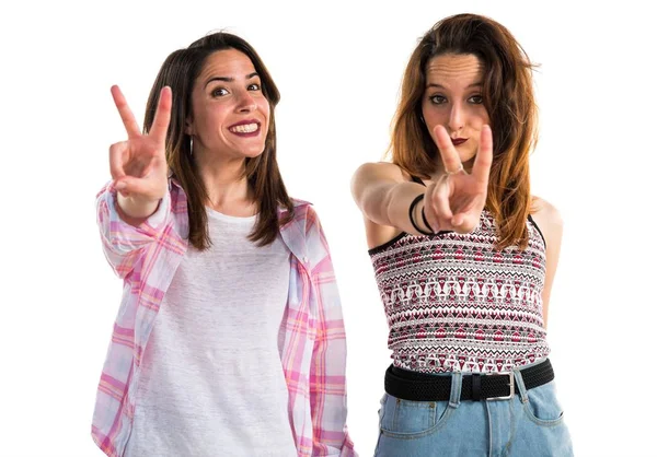 Friends doing victory gesture — Stock Photo, Image