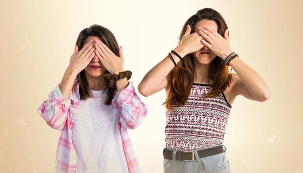 Amigos cubriendo sus ojos — Foto de Stock