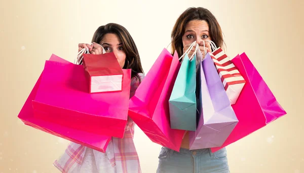Mujeres con muchas bolsas de compras —  Fotos de Stock