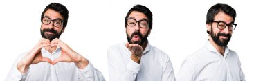 Bir öpücük gönderme ve kalp gestur yapma gözlüklü yakışıklı adam