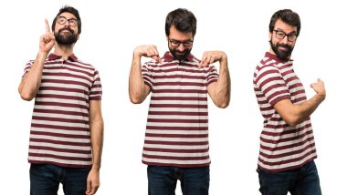 Adam bir dizi ile aşağı, yukarı ve geri işaret gözlük