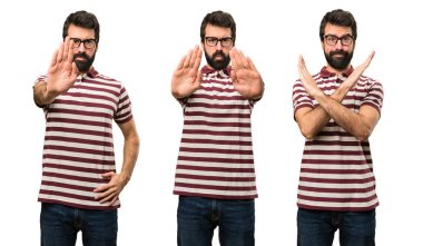 Bardaklý adam dur işareti yapmak