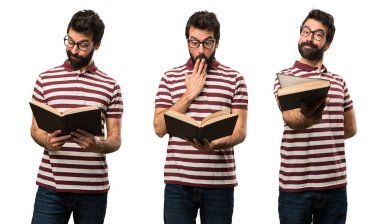 Şaşırmış adam kümesiyle bir kitap okuma gözlükleri