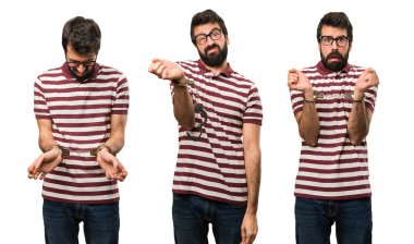 Kelepçe ile gözlüklü adam kümesi