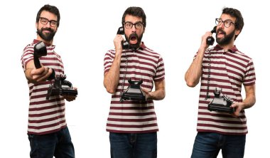 Şaşırmış adam kümesi ile konuşmak için vintage telefon gözlük