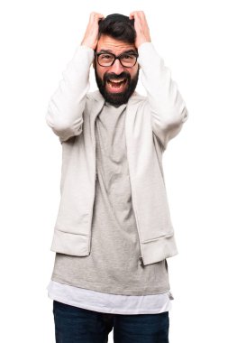 Hayal kırıklığına uğramış hipster adam beyaz arka plan üzerinde