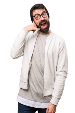 Hipster adam yapım telefon jest beyaz arka plan üzerinde