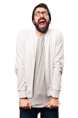 Beyaz zemin üzerine bağırarak hipster adam