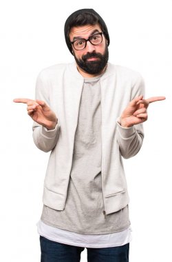 Beyaz arka plan üzerinde şüpheleri laterallerin işaret eden hipster adam