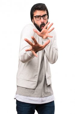 Korkmuş hipster adam beyaz arka plan üzerinde