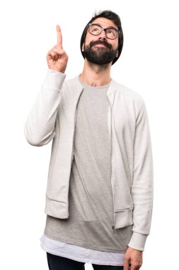 Beyaz arka plan üzerinde yukarıyı hipster adam