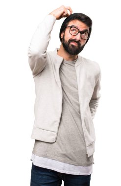 Beyaz arka plan üzerinde şüpheleri hipster adam