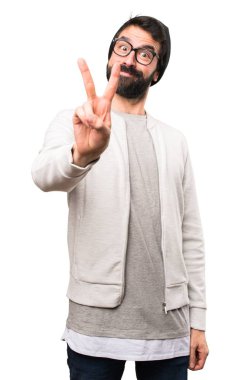 Hipster adam yapma zafer jest beyaz arka plan üzerinde