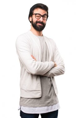 Hipster adam beyaz arka plan üzerinde göz kırpıyor